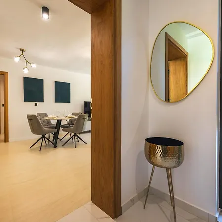 Einik Luxury Apartment *